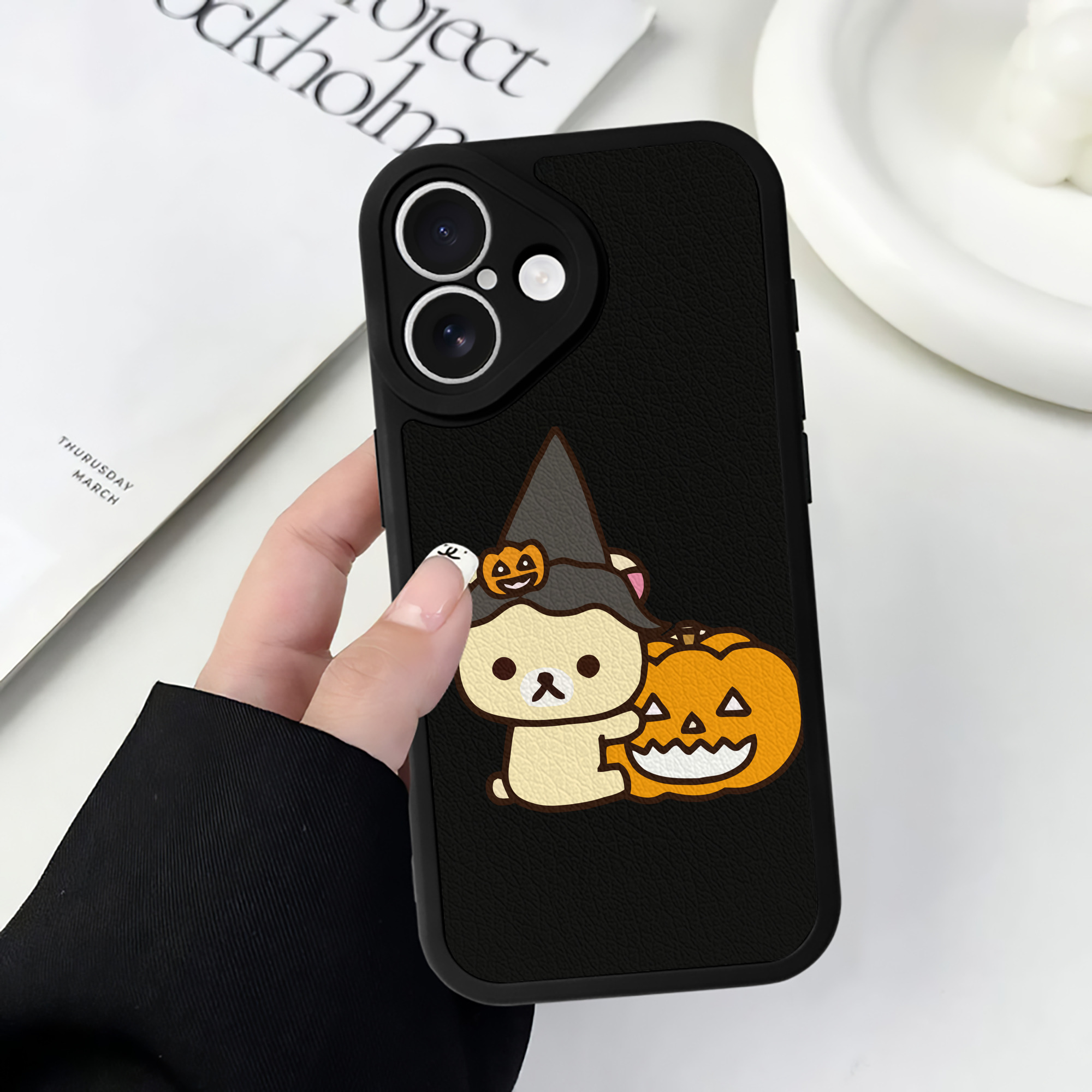 （画像用） リラックマ リラックマ キイロイトリ Rilakkuma Korilakkuma Kiiroitori 【iPhone 16シリーズ対応】シリコンスマホケース（レザー調） 材質：シリコン